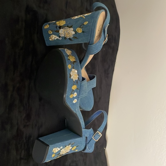 Derek Heart Blue jean material 4 inch heals - Picture 4 of 4